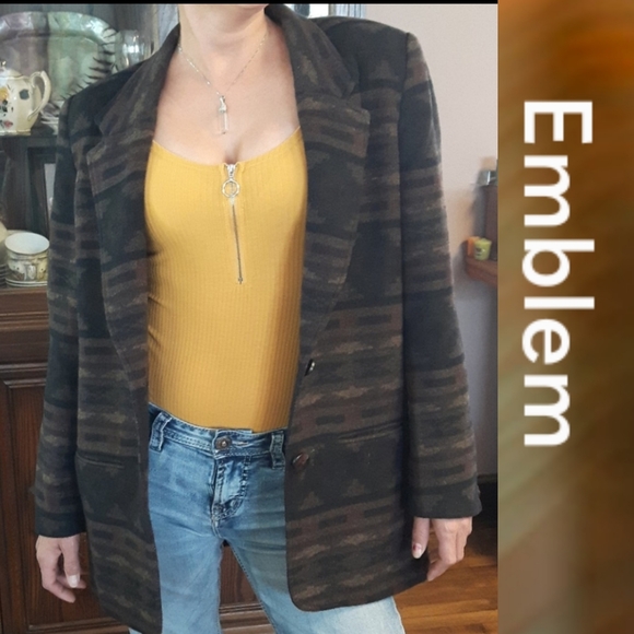 Size 5 Emblem wool blend two button up Blazer - Picture 14 of 14